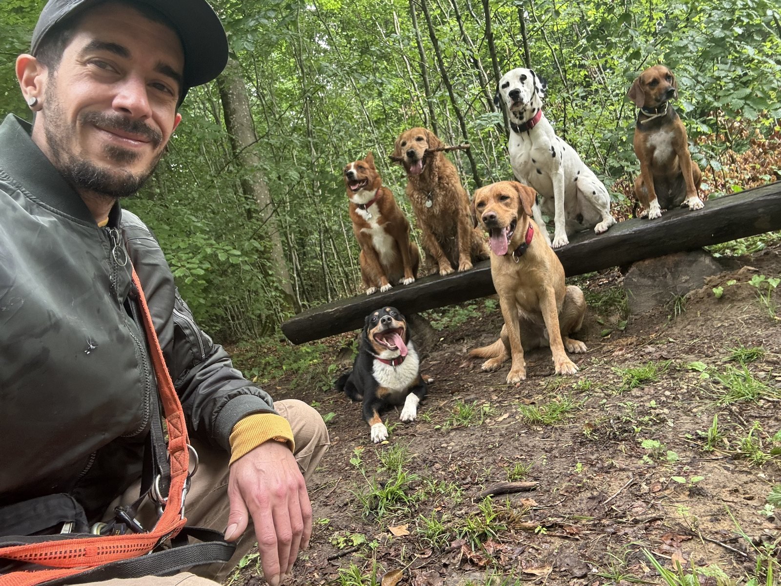 Gabriel Quiaios en forêt avec des chiens